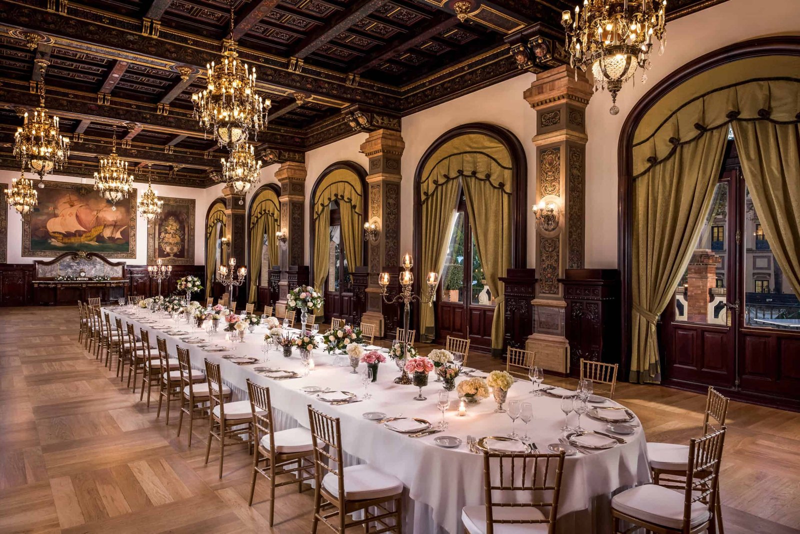 A long table is set up in an ornate room, reminiscent of the grandeur found in España.