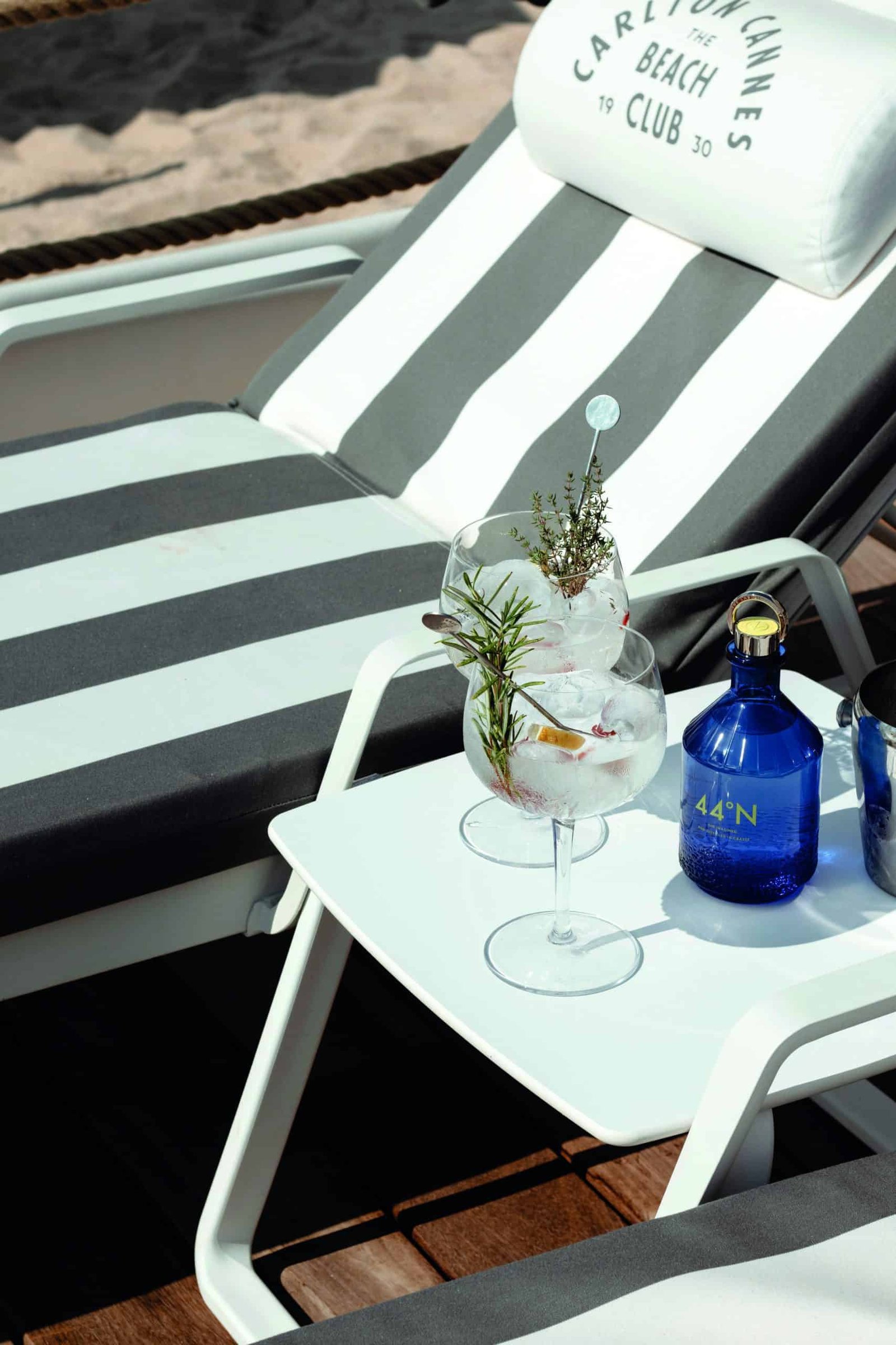 A black and white striped lounge chair with distinctive tasting notes.