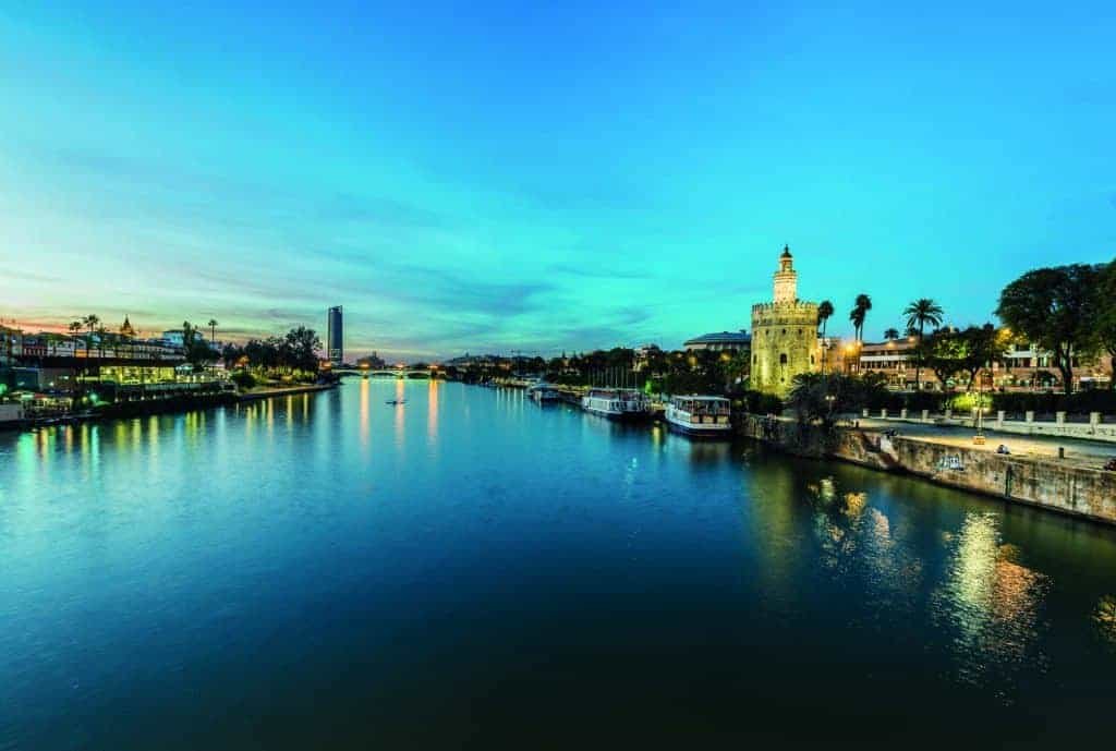 A view of the river at dusk in Madrid, España.