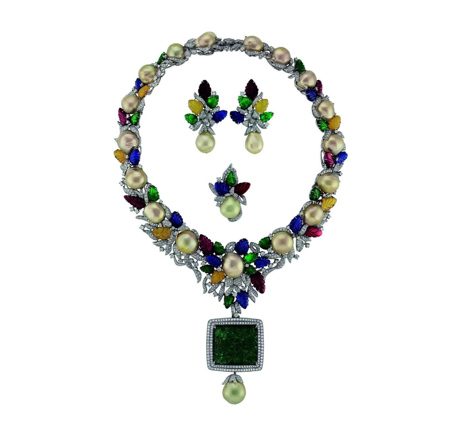 A multicolored pearl and diamond jewelry set for a jewel purpose.