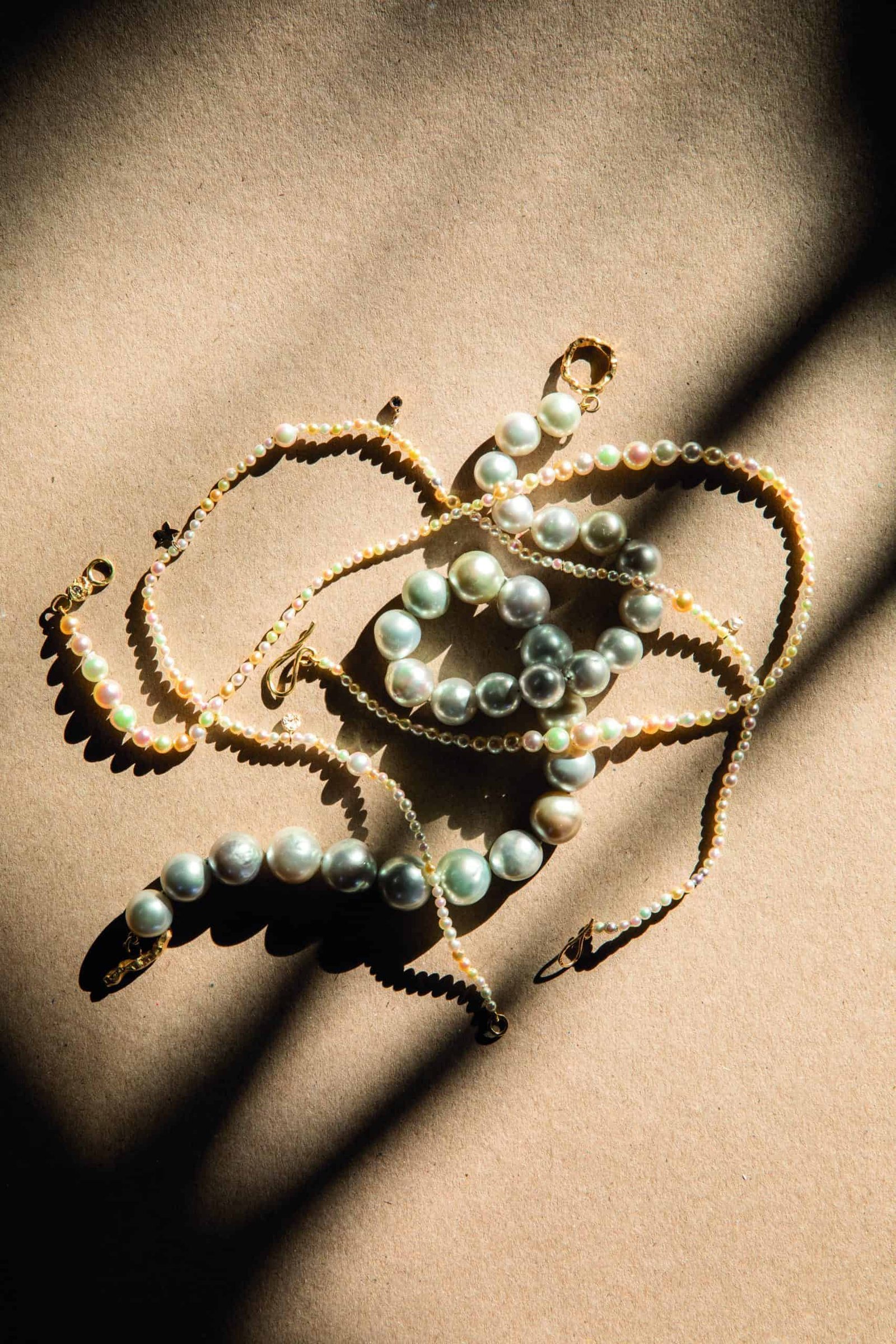 A necklace with precious pearls laying on a table.